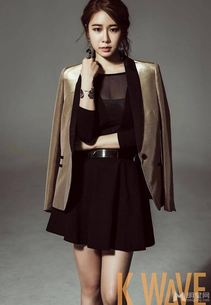 韩国女明星刘仁娜尽显优雅女王风范