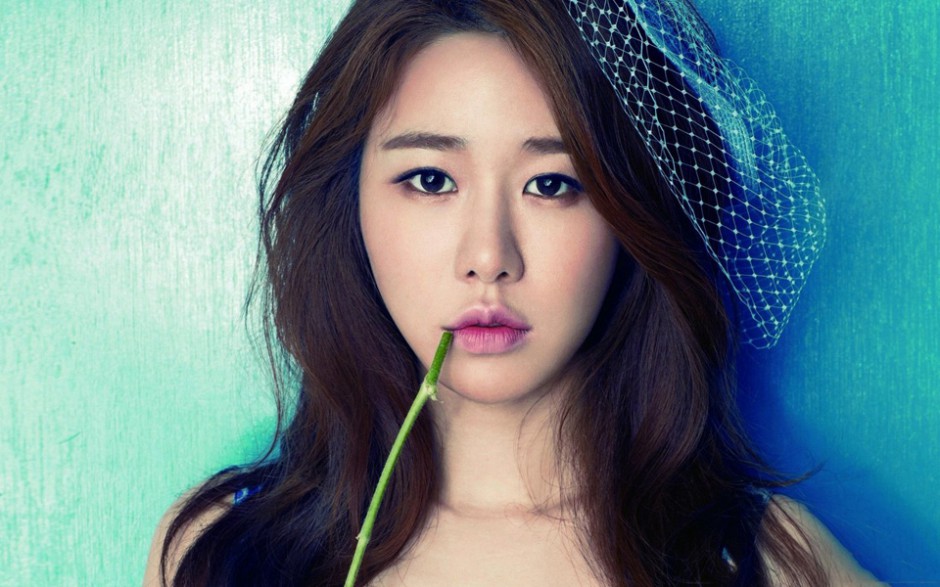 韩国女演员刘仁娜尽展别样风情美照