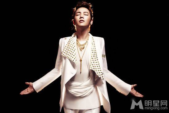 张根硕散发冷峻霸气魅力