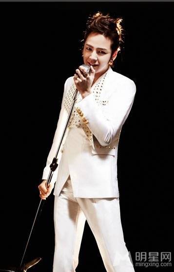 张根硕散发冷峻霸气魅力