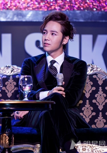 花美男张根硕帅气张扬写真集