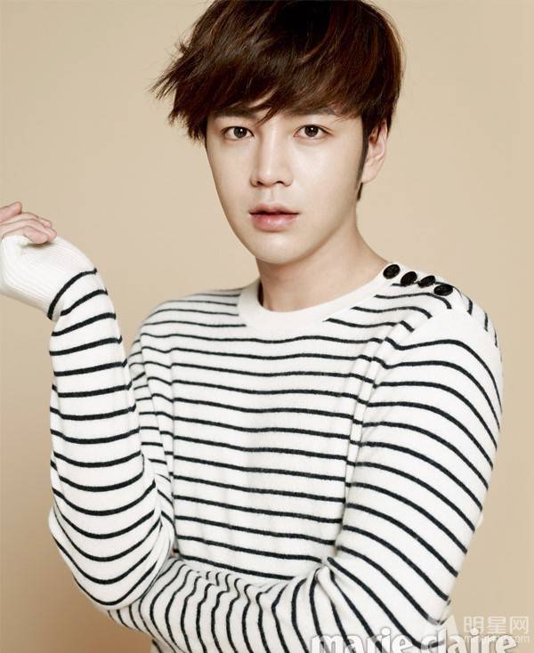 张根硕春日装扮散发暖男气息