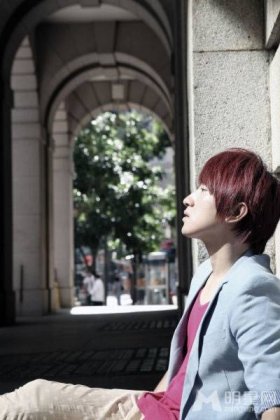 内地男歌手后弦尽显帅气潮男形象