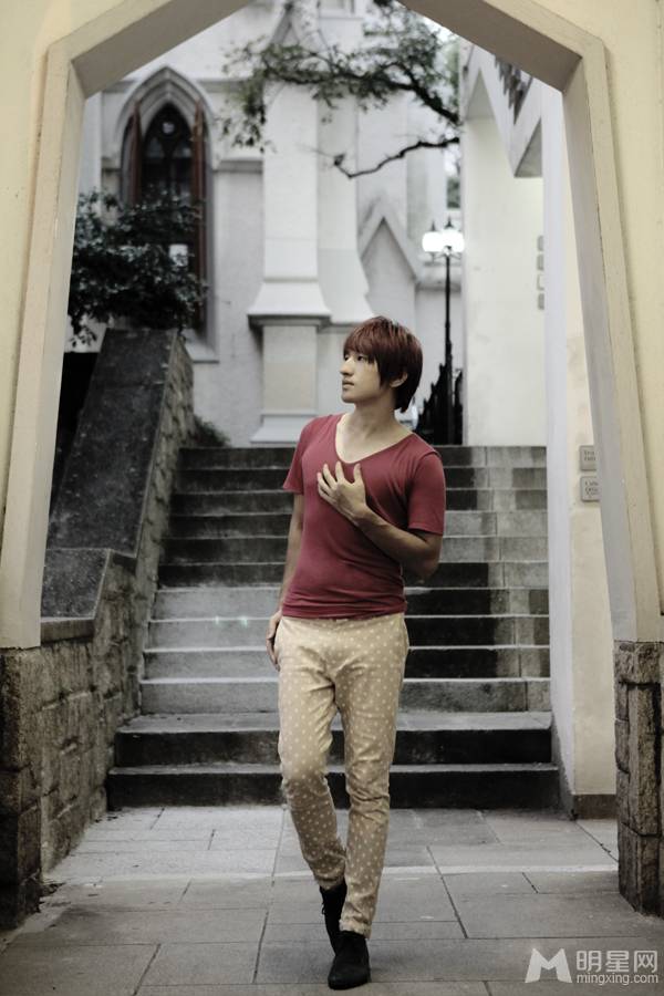 创作男歌手后弦唯美宣传照