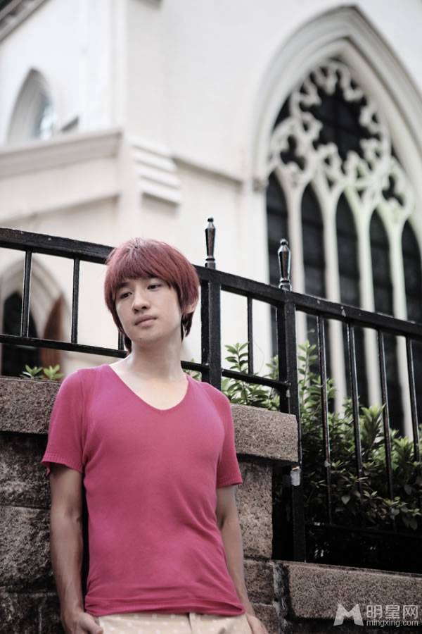 创作男歌手后弦唯美宣传照