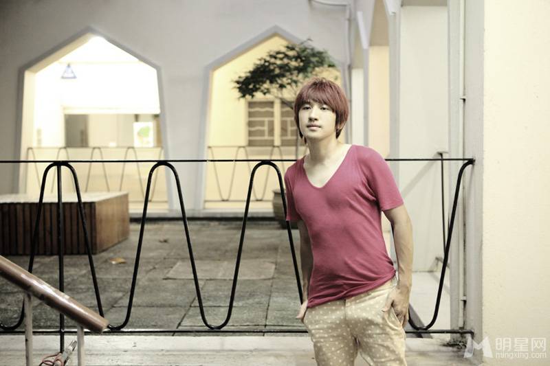 创作男歌手后弦唯美宣传照