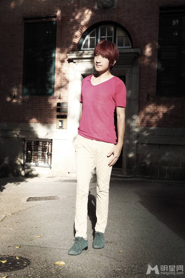 创作男歌手后弦唯美宣传照