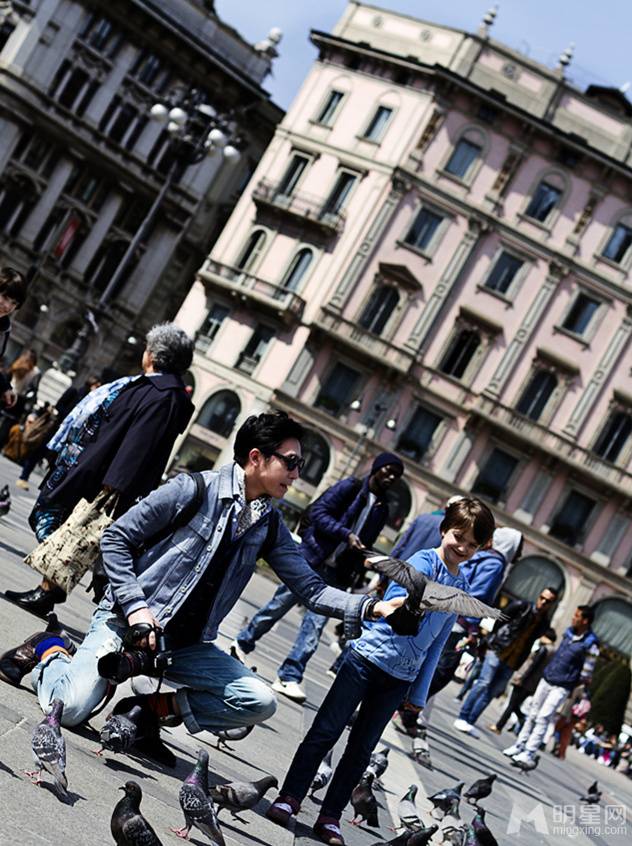 俞灏明散发英伦绅士魅力迷人照