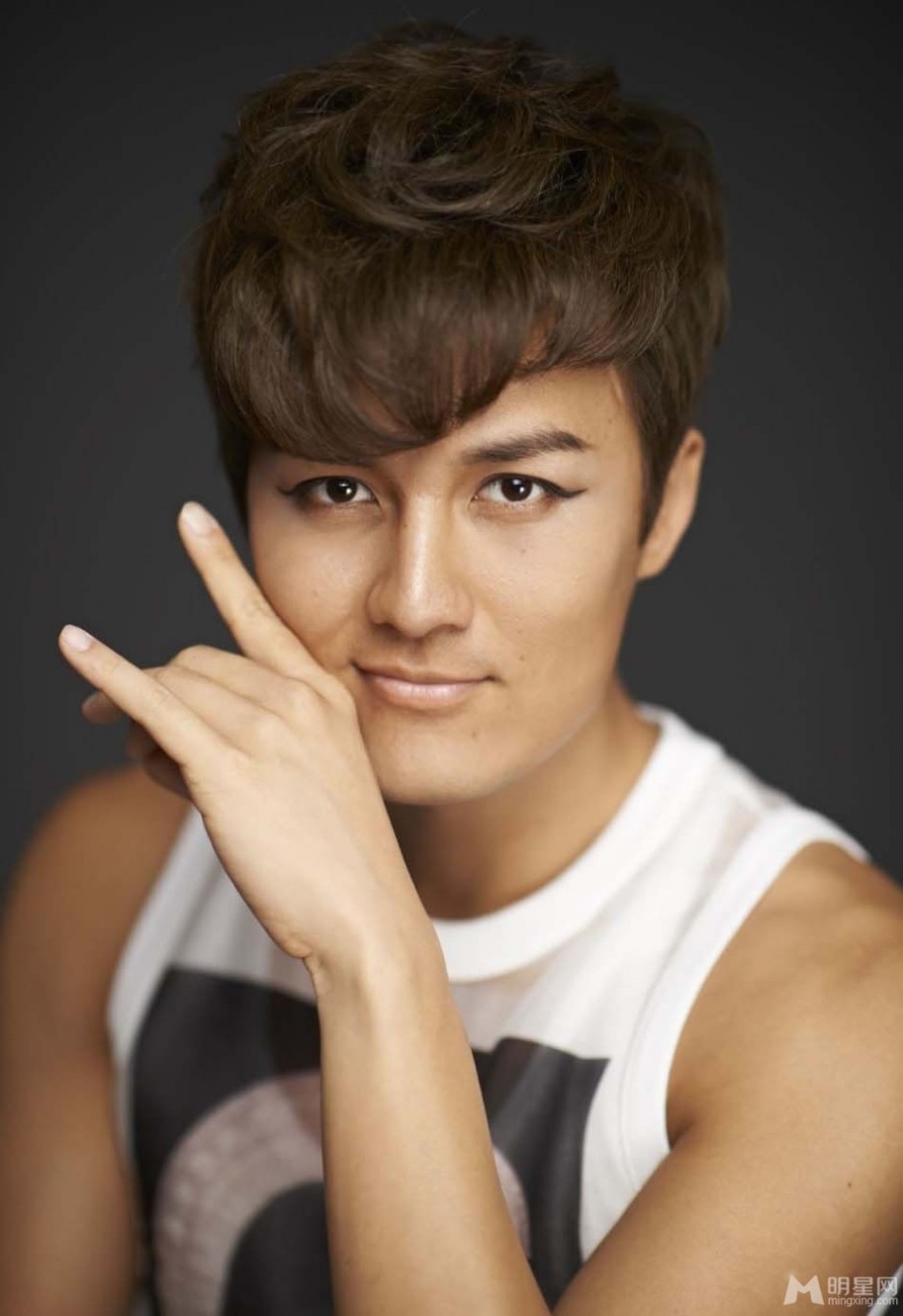 吴克羣一袭白衣散发书生气质写真照