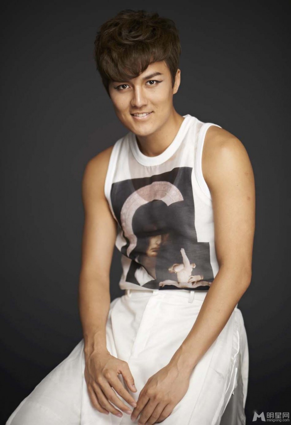 吴克羣一袭白衣散发书生气质写真照