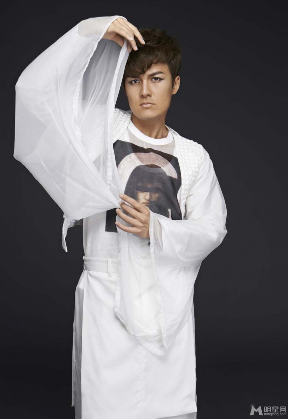 吴克羣一袭白衣散发书生气质写真照
