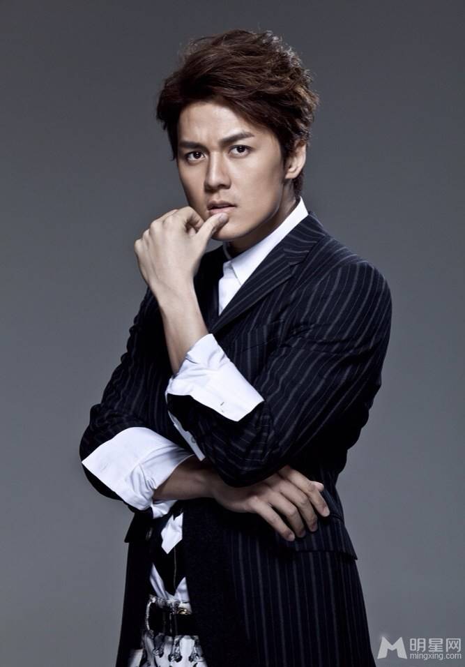 台湾男明星吴克羣尽显英伦风时尚帅照