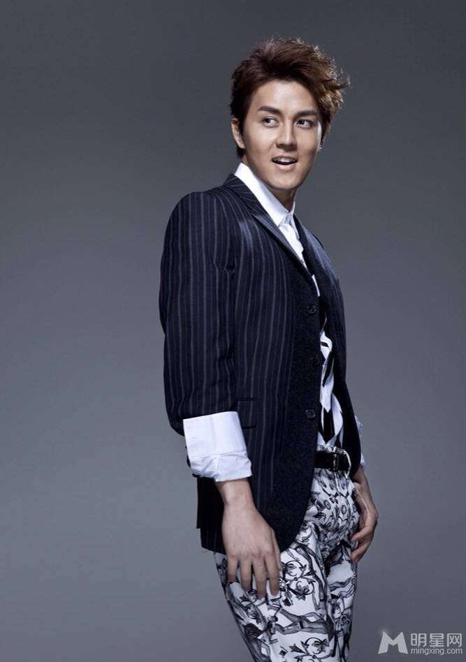 台湾男明星吴克羣尽显英伦风时尚帅照