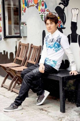 吴克羣帅气造型引人注目街拍照