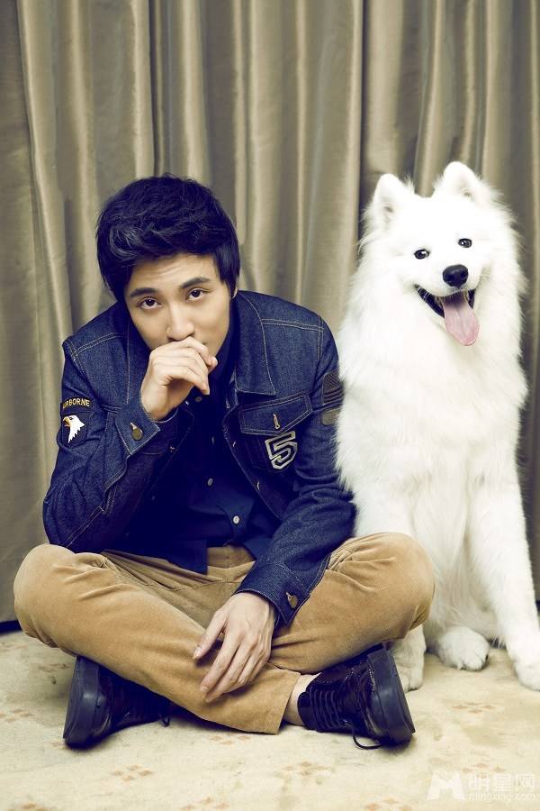 薛之谦携萌宠拍摄细腻温馨有爱写真