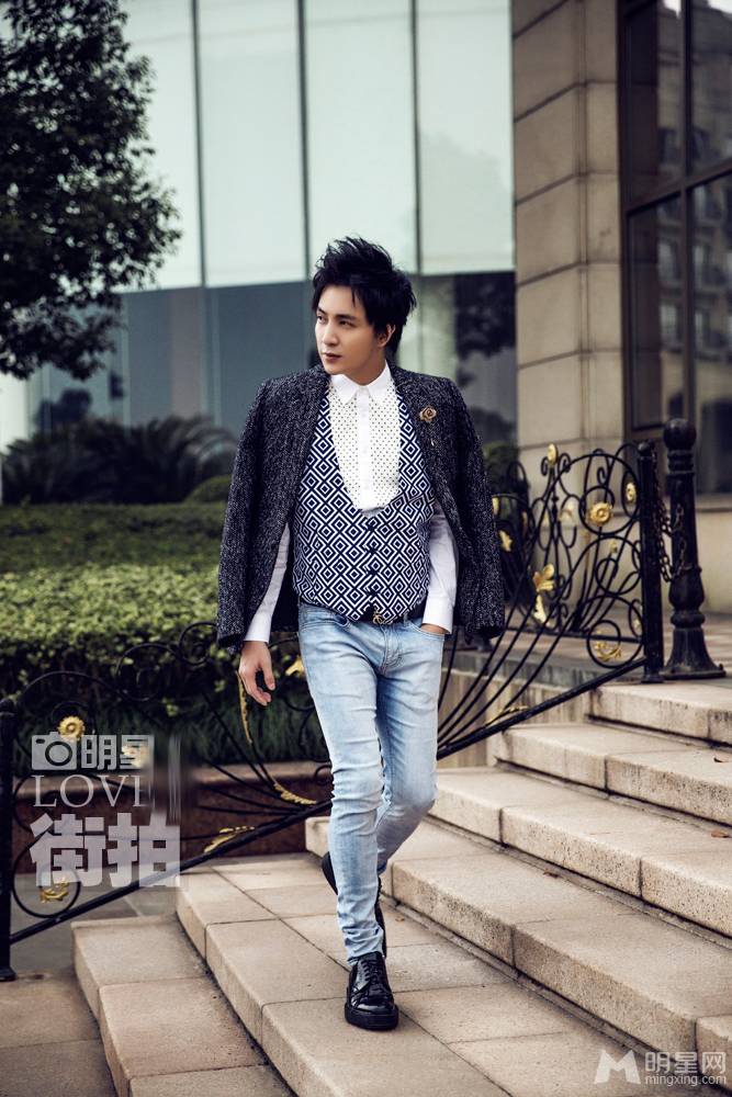 潮男薛之谦演绎意外情缘户外照