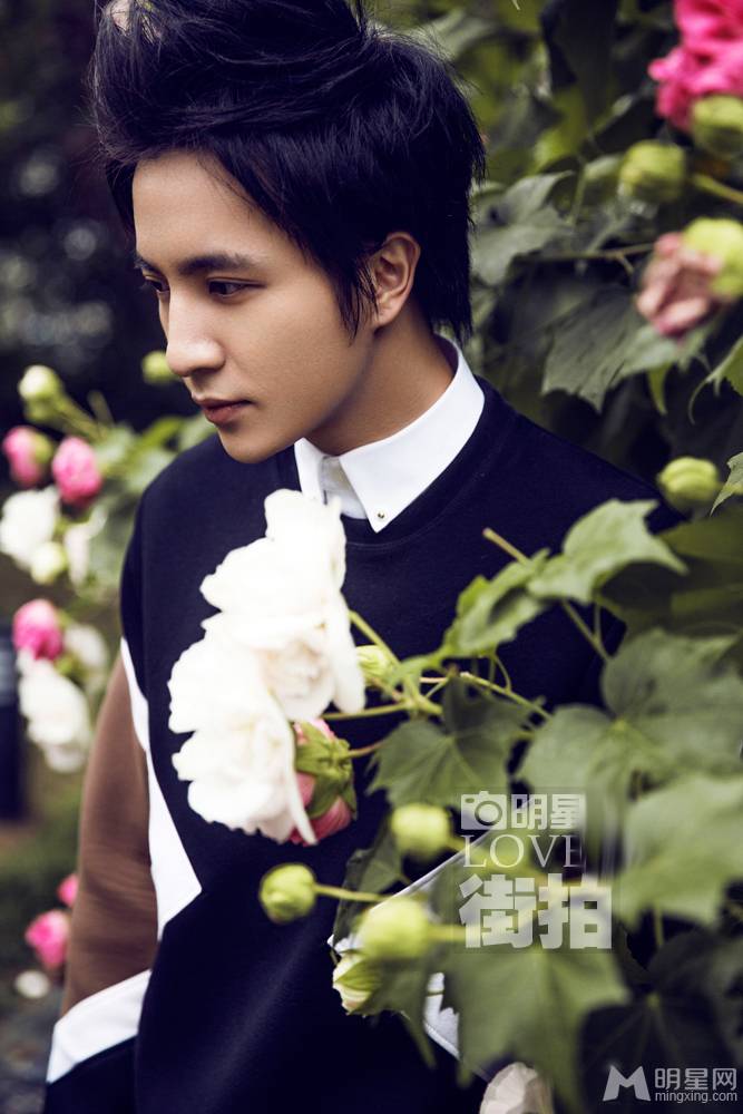 潮男薛之谦演绎意外情缘户外照