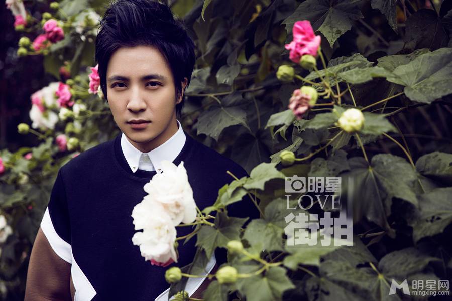 潮男薛之谦演绎意外情缘户外照