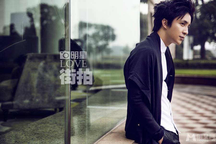 潮男薛之谦演绎意外情缘户外照