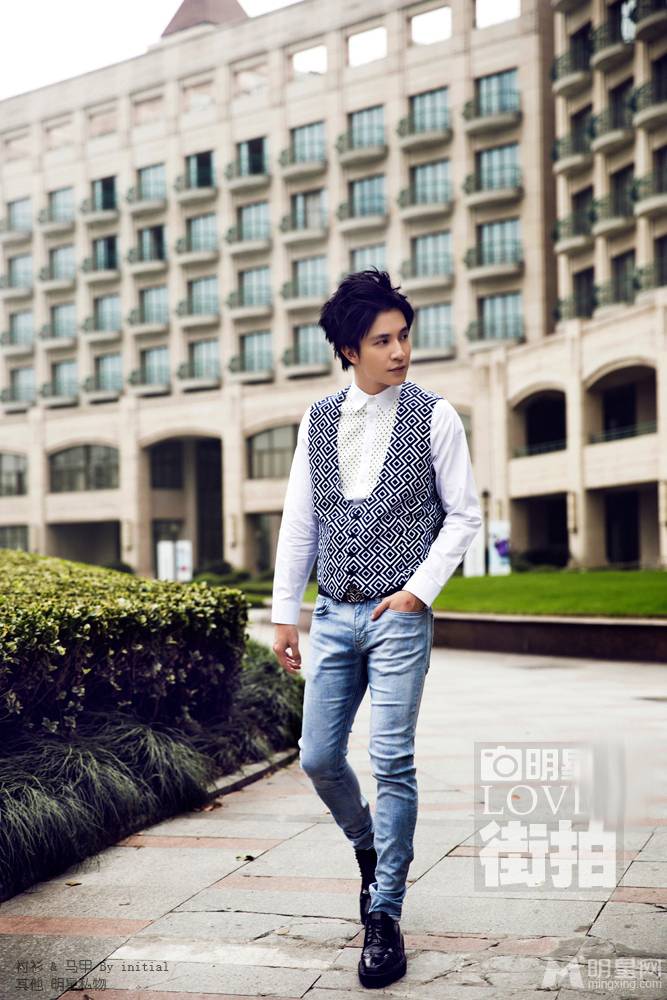 潮男薛之谦演绎意外情缘户外照