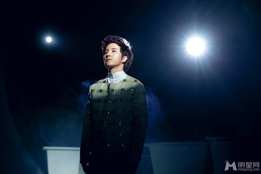 暖男薛之谦百变造型诠释多面人生