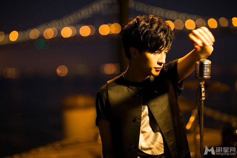 内地男歌手薛之谦诠释花美男迷人照