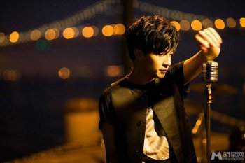 内地男歌手薛之谦诠释花美男迷人照