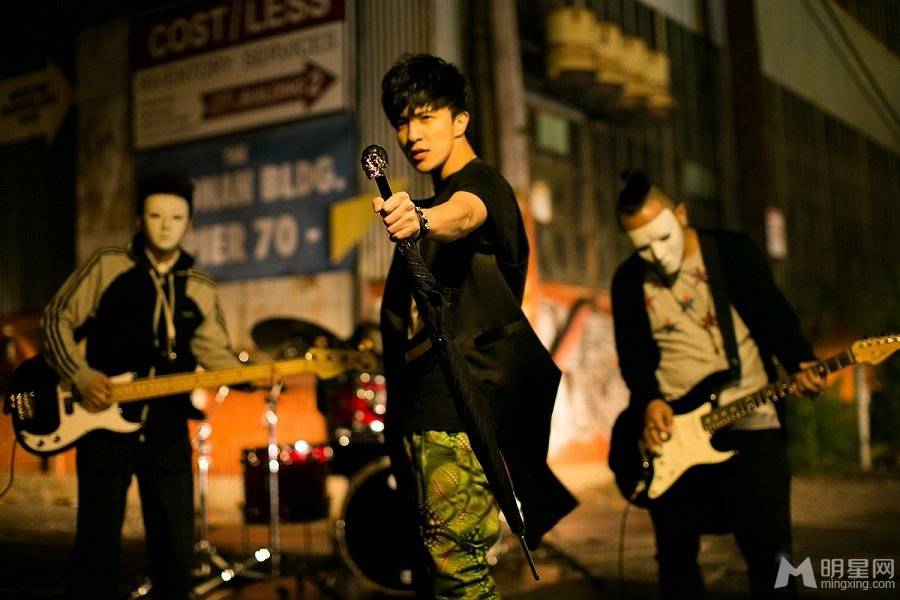 内地男歌手薛之谦诠释花美男迷人照