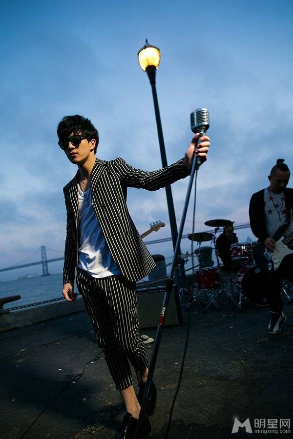 内地男歌手薛之谦诠释花美男迷人照