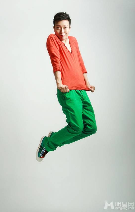 李玉刚亮色搭配卖萌搞怪写真