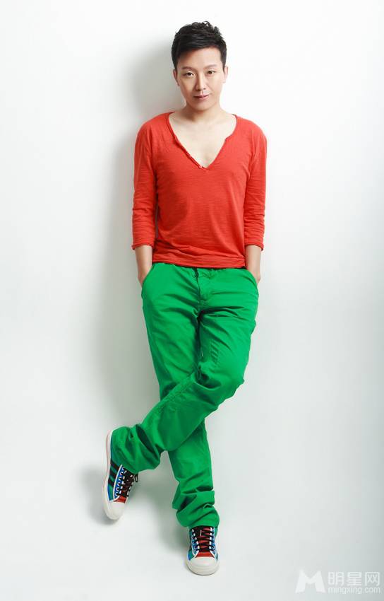 李玉刚亮色搭配卖萌搞怪写真