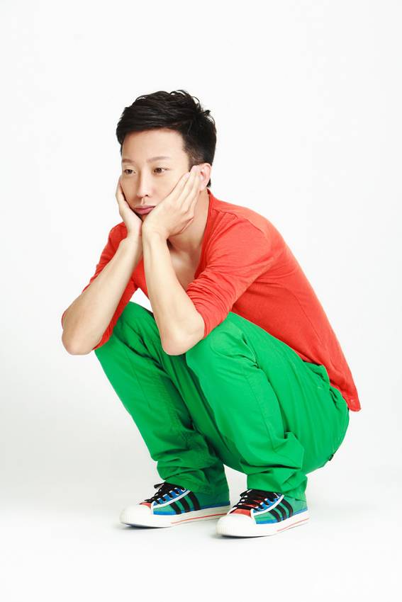 李玉刚亮色搭配卖萌搞怪写真