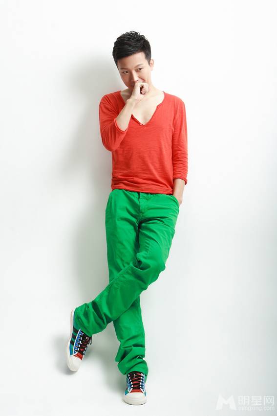 李玉刚亮色搭配卖萌搞怪写真