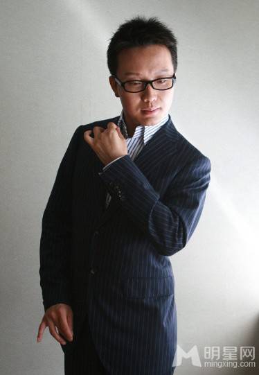 李玉刚亮色搭配卖萌搞怪写真