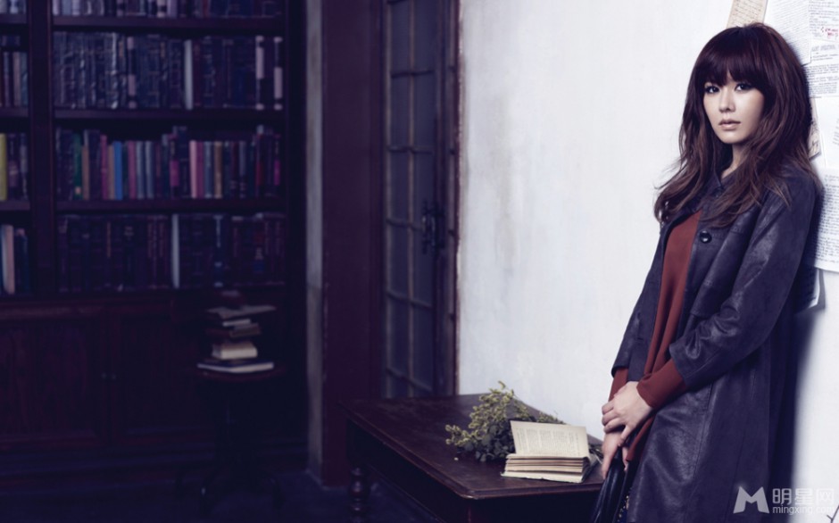 孙艺珍散发性感冷艳女人味十足