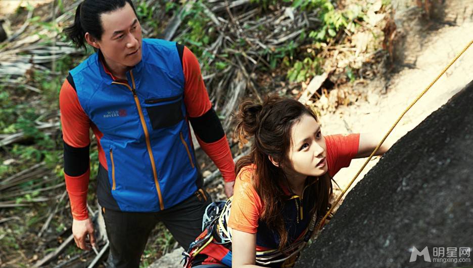 韩国女演员孙艺珍化身丛林女战士户外照