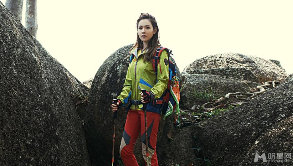 韩国女演员孙艺珍化身丛林女战士户外照
