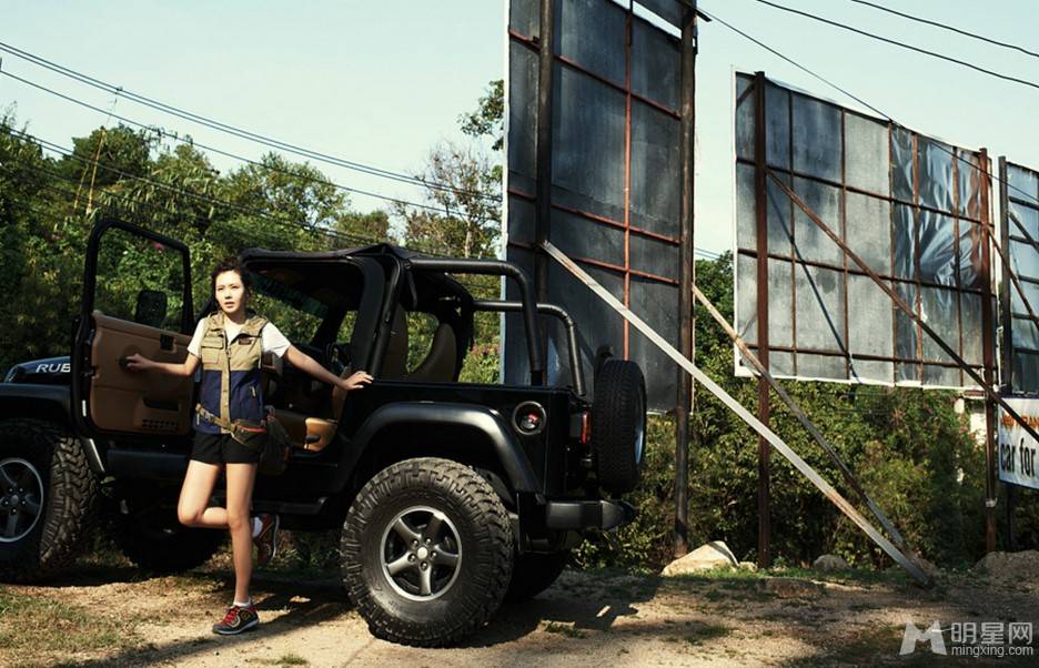 韩国女演员孙艺珍化身丛林女战士户外照