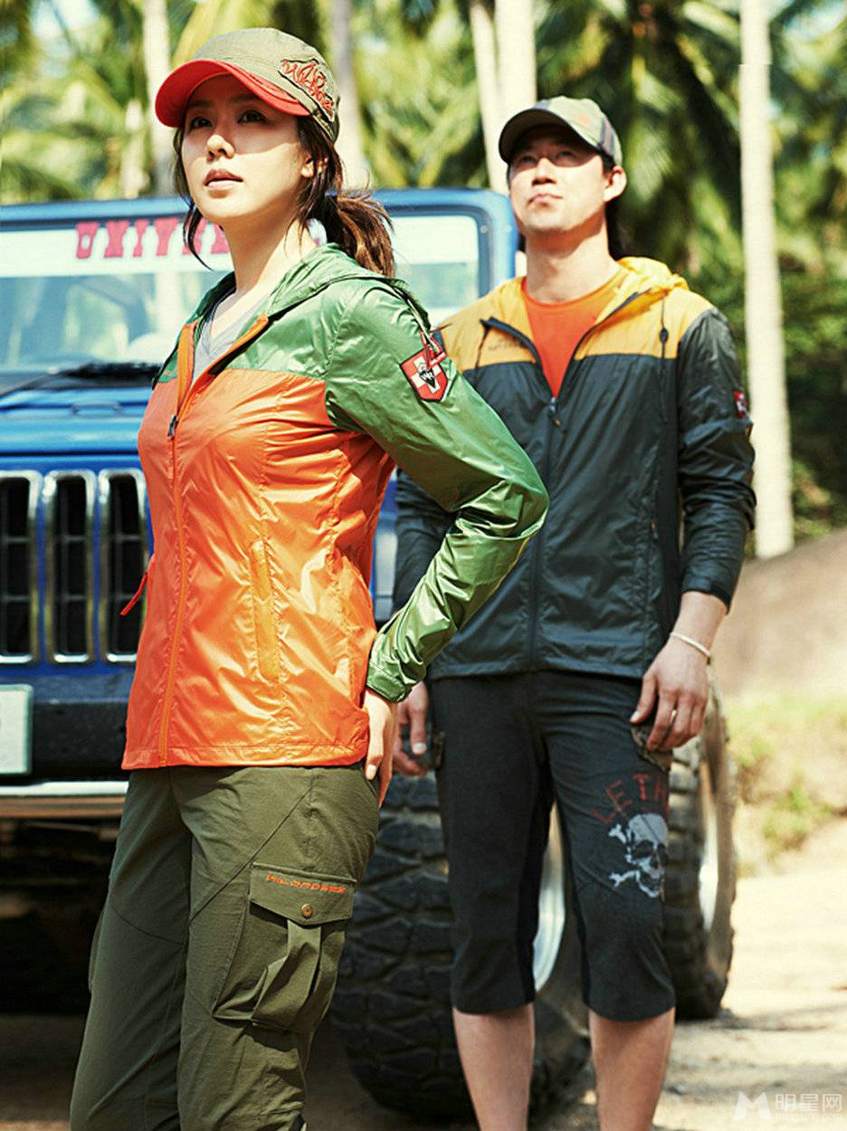 韩国女演员孙艺珍化身丛林女战士户外照