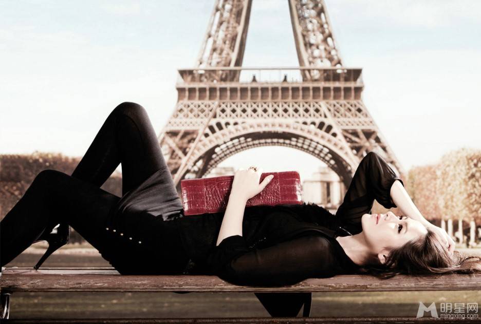 韩国女明星孙艺珍尽显优雅时尚魅力