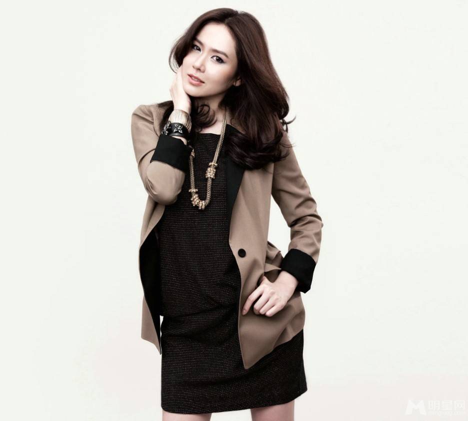 韩国女明星孙艺珍尽显优雅时尚魅力