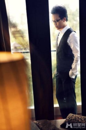 李玉刚尽展时尚儒雅写真