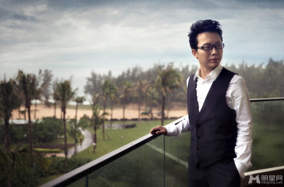李玉刚尽展时尚儒雅写真