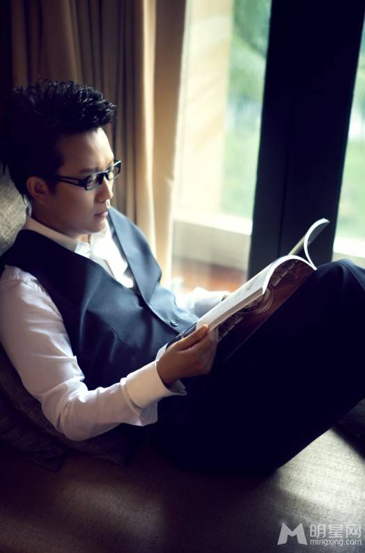 李玉刚尽展时尚儒雅写真