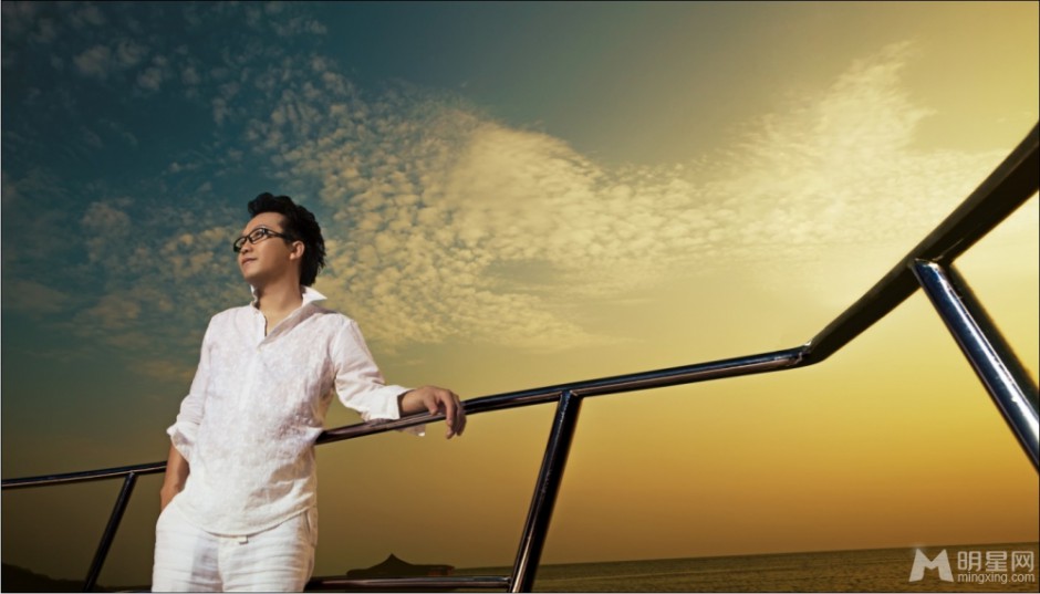 李玉刚尽展时尚儒雅写真