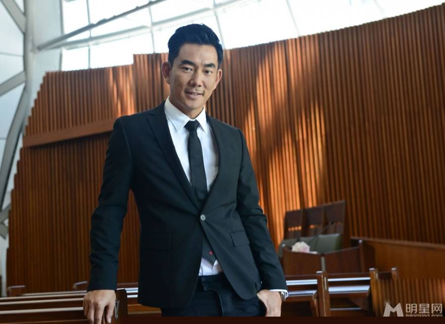 台湾男明星任贤齐展熟男魅力帅照