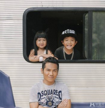 曹格携一对儿女拍时尚有爱温馨照