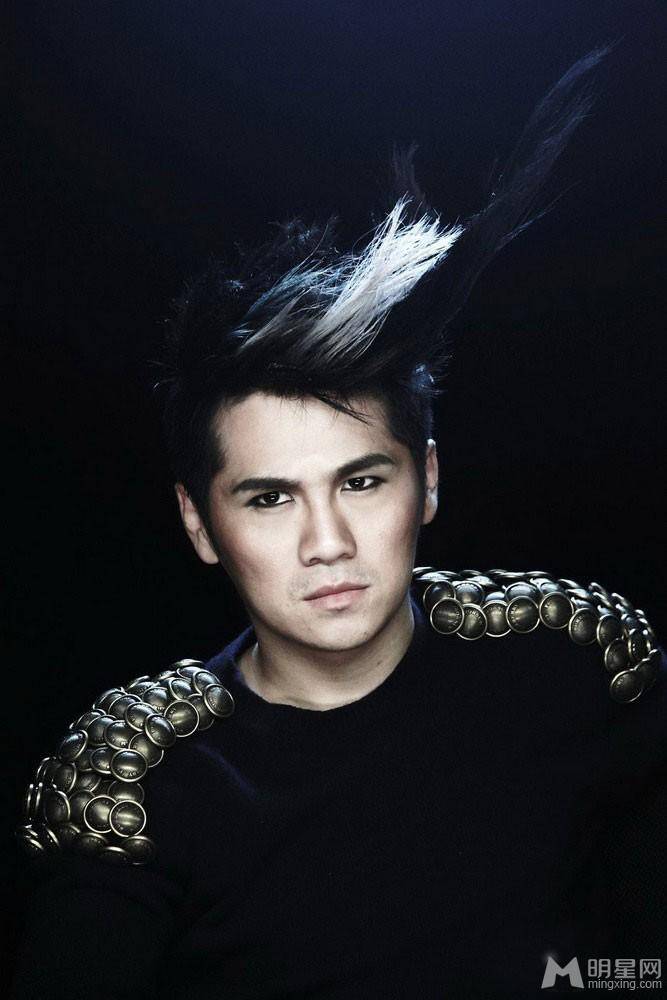 曹格烟熏小丑妆演绎伤感心情写真