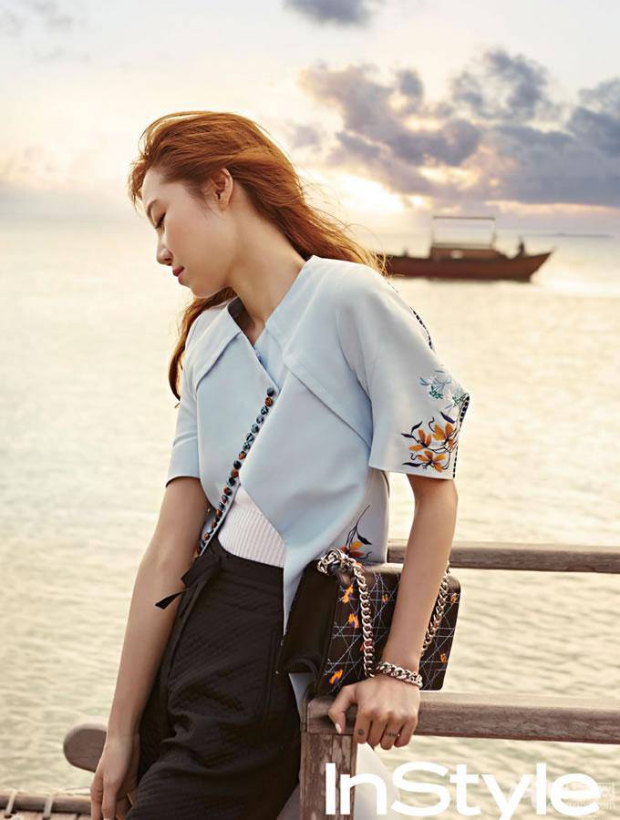 韩星孔孝真尽显优雅温婉户外照