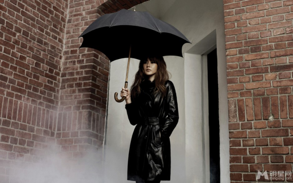 孙艺珍散发性感冷艳女人味十足